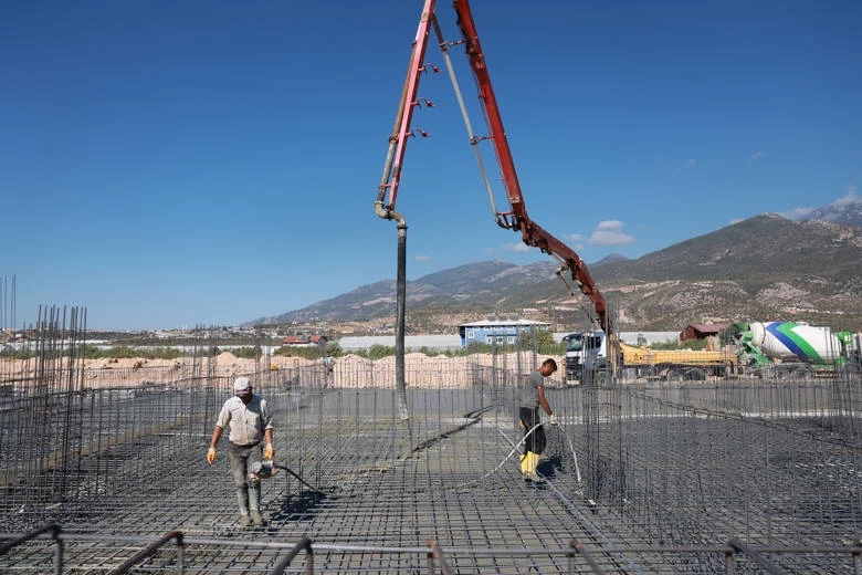 Kınık Toptancı Hal Kompleksi hızla devam ediyor