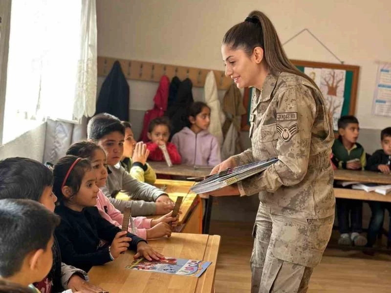 Elazığ’da Jandarma Personeli, 20 Kasım Dünya Çocuk Hakları Günü Dolayısıyla Öğrencilerle Bir Araya Geldi