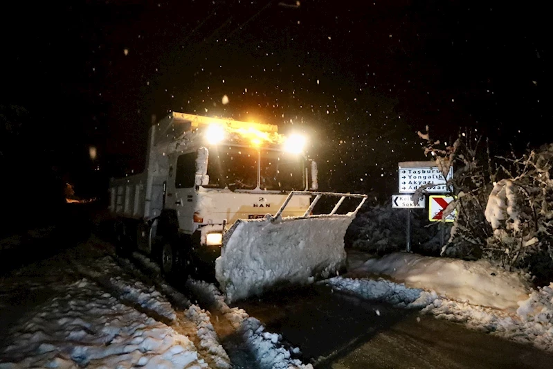 Büyükşehir gece boyu kar mesaisi yaptı: Kapanan 10 grup yolu ulaşıma açıldı