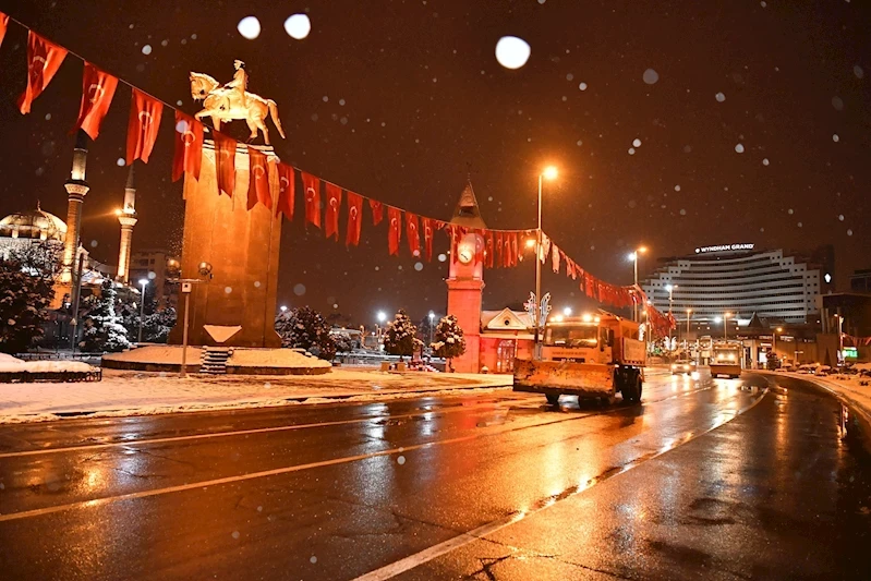 Başkan Büyükkılıç: “Gece, Gündüz Demeden Sahadayız”