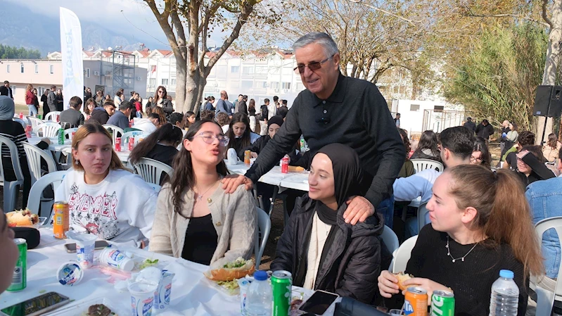 Başkan Topaloğlu’ndan öğrencilere mangal partisi