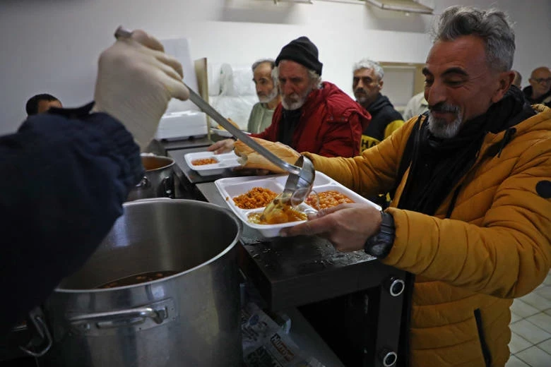 Sokakta kalan evsizleri Büyükşehir kucakladı