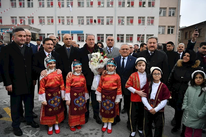 Büyükkılıç, Akar ve Çiçek, Öğrencilerin Karne Heyecanını Paylaştı