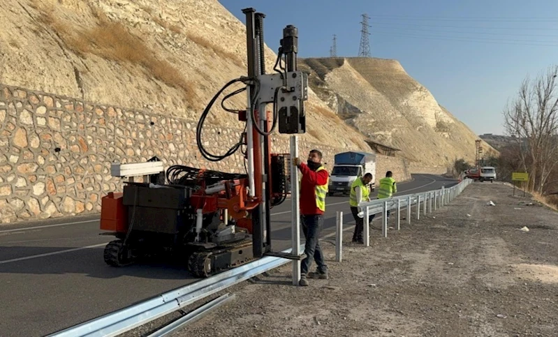 Şanlıurfa Büyükşehir Belediyesi Halfeti-Birecik Yolunda Trafik Güvenliğini Artırıyor