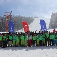 Uludağ’da öğrencilerin kayak heyecanı