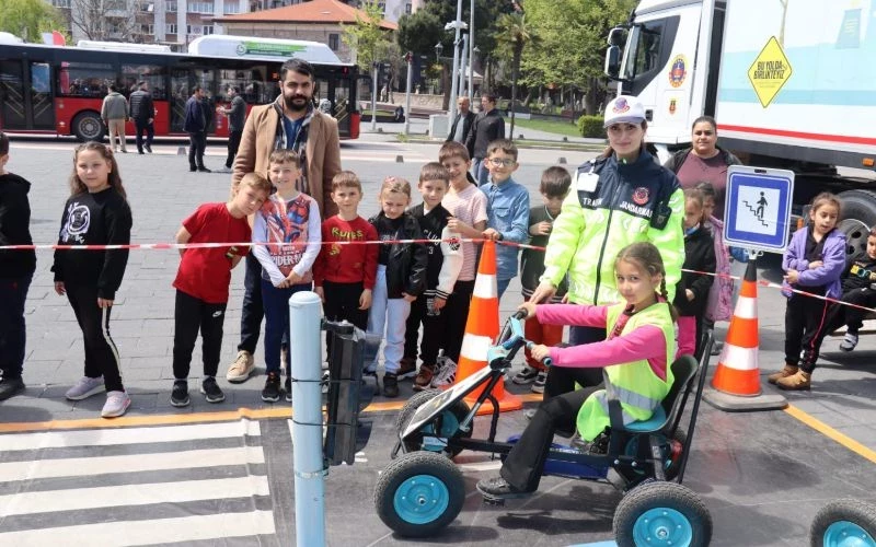 Jandarma Trafik Ekipleri Balıkesir’de Çocuklarla Trafik Bilinci Etkinliğinde Bir Araya Geldi