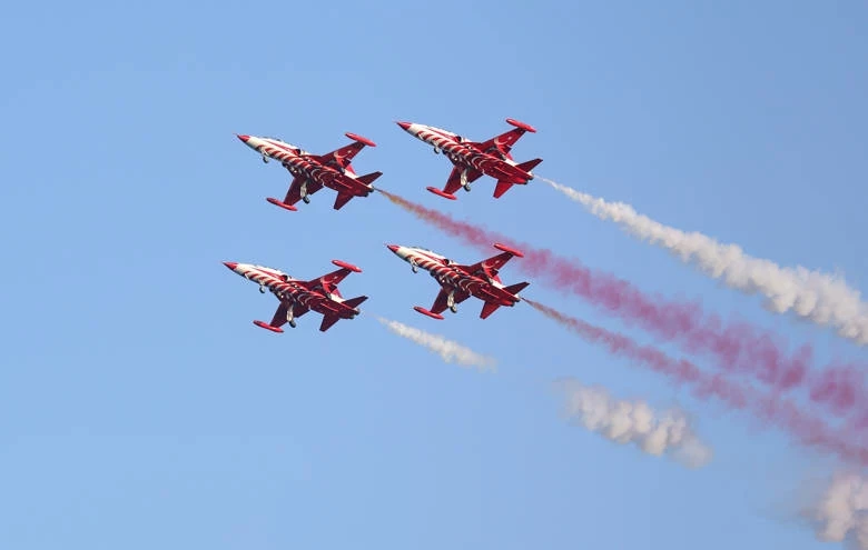 Türk Yıldızları’ndan Antalya semalarında nefes kesen gösteri