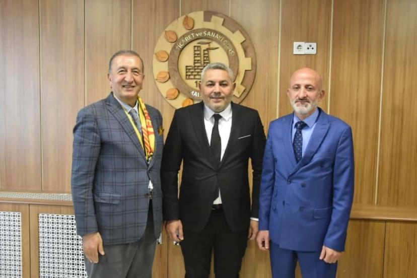 ABP Anadolu Birliği Partisi Genel Başkanı Bedri Yalçın, Malatya’ya geldi. Zorlu bir yolculuğa rağmen yağış bereketi ile geldiklerini ifade eden ABP Genel Başkanı Bedri Yalçın, ekibiyle birlikte ekibiyle birlikte Malatya Ticaret ve Sanayi Odası’nı ziyaret etti.

Başkan Yalçın’ı, Malatya Ticaret ve Sanayi Odası Yönetim Kurulu Başkanı Oğuzhan Ata Sadıkoğlu samimiyetle karşıladı.

Ziyarette hem Malatya’nın bugününe hem de geleceğine dair son derece verimli, güçlü ve umut veren bir görüşme gerçekleştirildi. Başkan Sadıkoğlu’nun misafirperverliği, heyeti derinden etkiledi. Karşılıklı fikir alışverişi, Malatya’nın ekonomik potansiyeli, ticari yapısı, yatırım ortamı ve bölgesel kalkınma fırsatları üzerinde kapsamlı değerlendirmeler yapıldı.