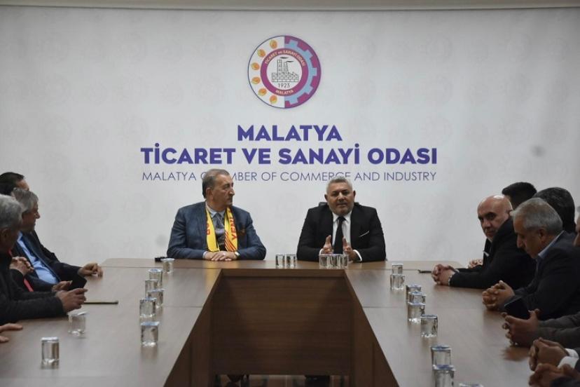 Görüşmenin ardından Genel Başkan Bedri Yalçın yaptığı açıklamada:

“Malatya’mız için hem yurt içinde hem de yurt dışında artık daha güçlü adımlar atacağız. Birlikte çalışacağız, birlikte üreteceğiz, birlikte büyüyeceğiz. Malatya’nın geleceğine değer katacak her projede el ele olmaktan büyük memnuniyet duyuyoruz.” ifadelerini kullandı.

Bu önemli buluşma, Malatya’ya dair ortak akılla atılacak yeni adımların da habercisi oldu. Mükemmel bir atmosferde geçen görüşme, hem siyasi hem de ekonomik anlamda Malatya’ya güç katacak yeni bir dönemin başlangıcı olarak değerlendirildi.