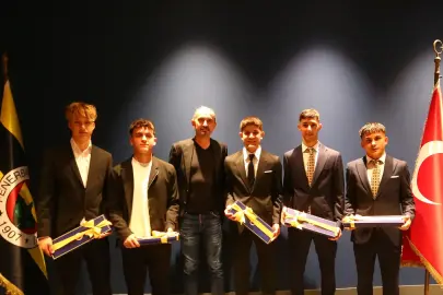 Fenerbahçe, 5 genç futbolcuyla profesyonel sözleşme imzaladı