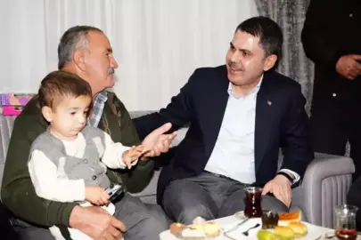Bakan Kurum'dan depremzede aileye ziyaret