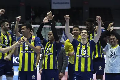 Efeler Ligi: Fenerbahçe evinde set vermeden kazandı!