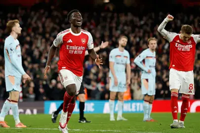 Premier Lig'de lider Arsenal, Brentford'u iki golle geçti