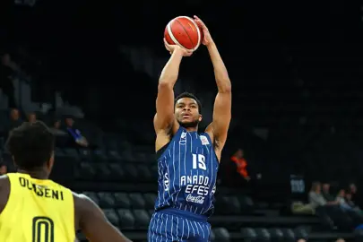 Anadolu Efes, Mersin Spor'u farklı geçti!