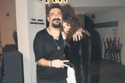 Arkadaşlar el ele gezer mi?