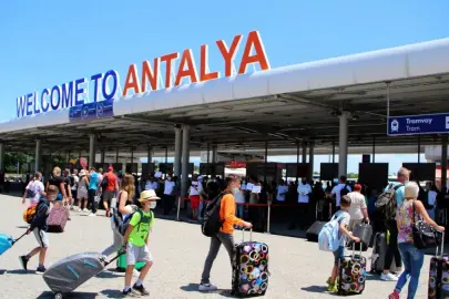 İngiliz ve Polonyalı turist Akdeniz'i çok sevdi! Antalya'ya 17.571 milyon turist akın etti