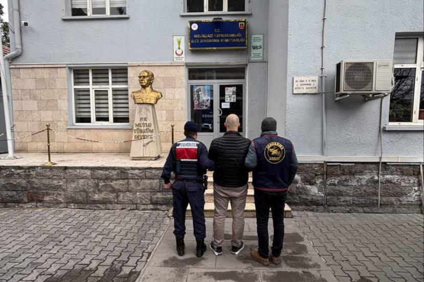 15 yıl hapis cezasıyla aranan uyuşturucu taciri yakalandı