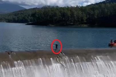 Açık barajda yürekleri ağızlara getiren temizlik çalışması