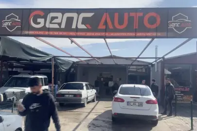 Adıyaman'da kısa devre sonucu hareket eden park halindeki otomobil dükkana çarptı