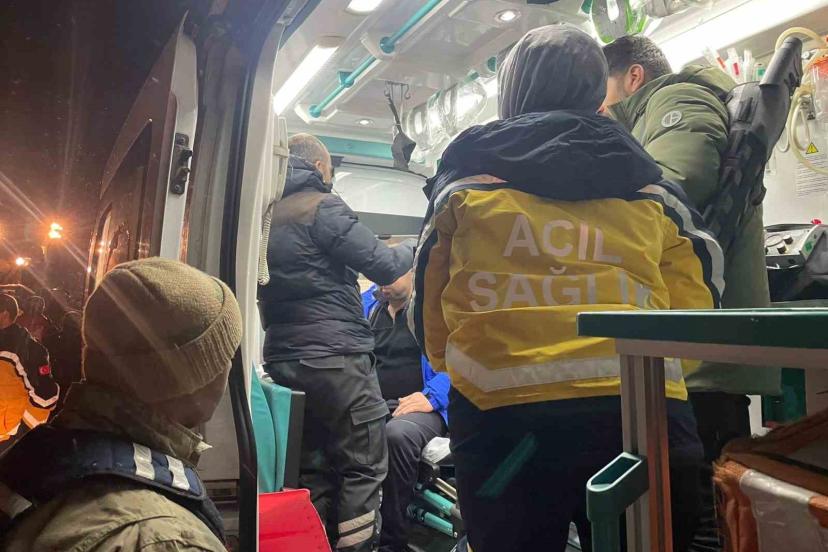 Ağrı’da üzerine çığ düşen araçtaki 4 personel kurtarıldı