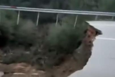 Antalya'da çöken kara yolunda 10 metrelik çukur oluştu