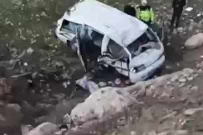 Araç uçuruma yuvarlandı, 3 kişi ağır yaralandı