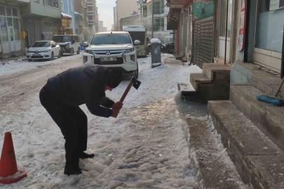 Ardahan’da dondurucu soğuk ağaçları kırağıyla kapladı