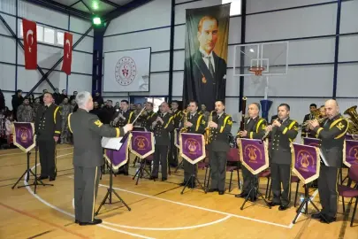 Askeri bando takımı Çukurca'da konser verdi