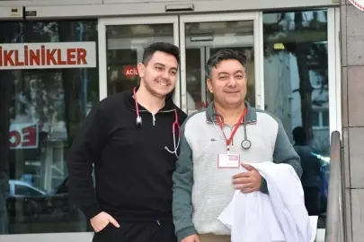 Aynı okuldan mezun olan baba-oğul, Afyonkarahisar'da aynı ilçede doktor olarak görev yapıyor