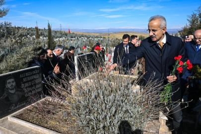 Bakan Uraloğlu, Malatya'da depremde hayatını kaybedenlerin mezarını ziyaret etti