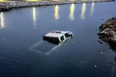 Bakırköy'de zabıta aracı denize düştü / Fotoğraf eklendi