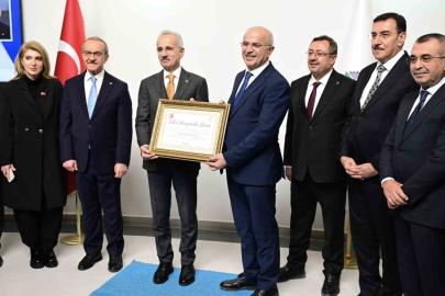 Başkan Er’den Bakan Uraloğlu’na "Fahri Hemşehrilik Beratı"