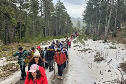 Beyşehir'de doğa tutkunları kar yürüyüşü yaptı