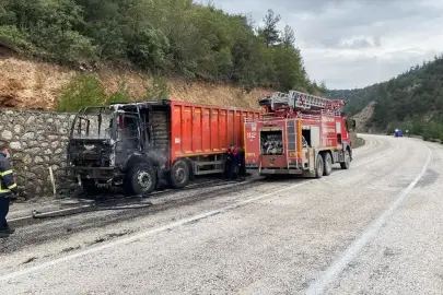 Bilecik'te seyir halindeki hafriyat kamyonu yandı