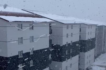 Bitlis’te çatıdan caddeye akan kar kütleleri görsel şölene dönüştü