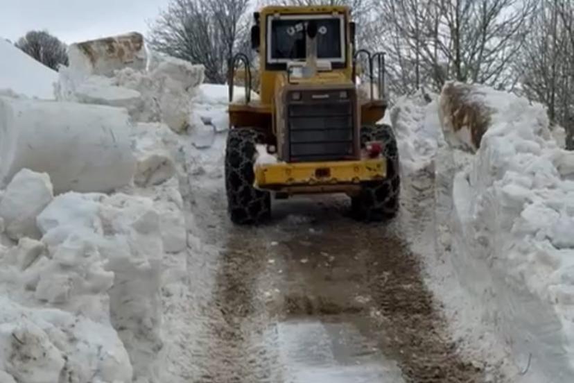 Bitlis’te ulaşım için 5 metrelik kar engelini aştılar