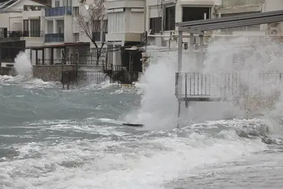 Bodrum’da feribot seferlerine fırtına engeli: Dalgaların boyu 3 metreyi aştı!
