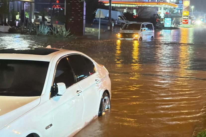Bodrum’da sağanak yaşamı olumsuz etkiledi; yollar trafiğe kapandı