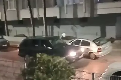 Camlarını kırdığı otomobile ışıklı çiçek buketi fırlattı; o anlar kamerada