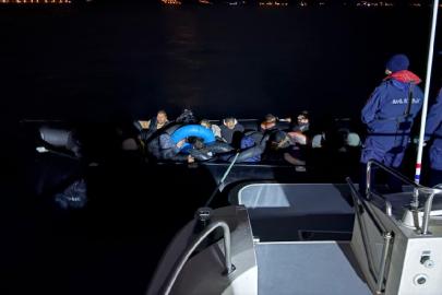 Çanakkale’de lastik bottaki 29 düzensiz göçmen yakalandı