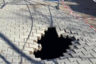 Çanakkale'de yol çöktü, iki metrelik çukur oluştu