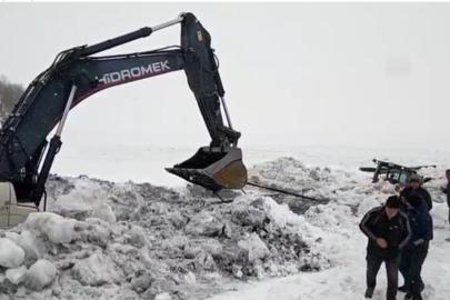 Çıldır Gölü’ne gömülen iş makinası çıkarıldı