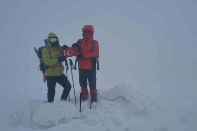 Dağcılar Bubi Dağı’na kış tırmanışı yaptı, zirvede kar mağarası oluşturdu