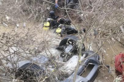 Dereye uçan otomobildeki 2 kız kardeş hayatını kaybetti. Kaçan sürücü yakalandı