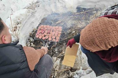 Donan Nazik Gölü üzerinde sucuk ekmek keyfi