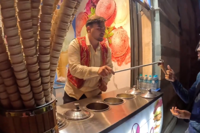 Dondurma gösterisi turisti isyan ettirdi, "50 lira yerine 300 lira aldılar" dedi. 