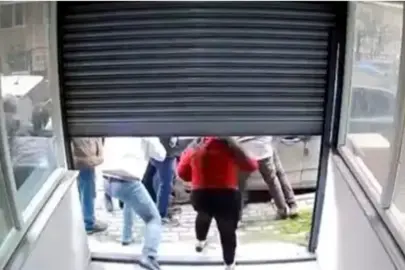 Dövmecide çalışan genç kıza tacizde bulunan müşteri esnaf tarafından darbedildi