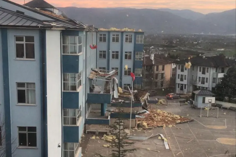 Düzce’de çatısı hasar gören okulda eğitime 1 gün ara!