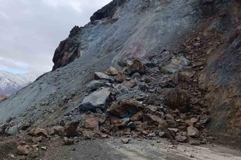 Elazığ’da heyelan yolu kapadı