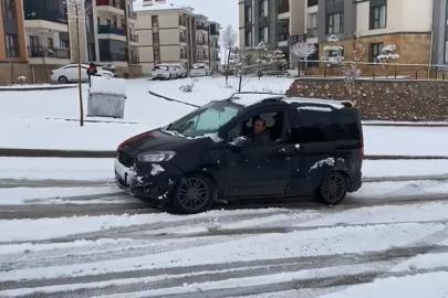 Elazığ’da kar yağışından dolayı araçlar yolda kaldı